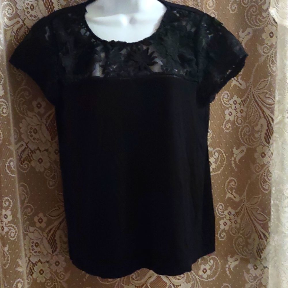 Rose Olive Women's size M‎ Classic Black lace yoke floral applique top
